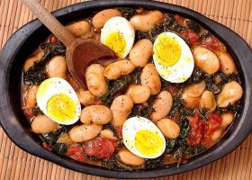 طريقة عمل طاجن الفول بالبيض المسلوق