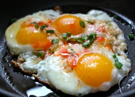 طريقة عمل البيض المقلى الأسبانى