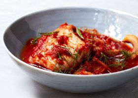 طريقة عمل سمك فيلية بصوص الطماطم والكريمة