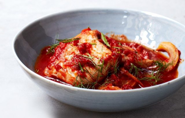 طريقة عمل سمك فيلية بصوص الطماطم والكريمة