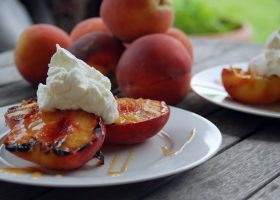 طريقة عمل خوخ بالكريمة