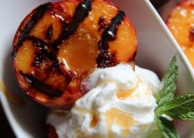 طريقة عمل خوخ بالآيس كريم