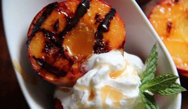 طريقة عمل خوخ بالآيس كريم