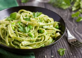 طريقة عمل فيتوتشينى بالسبانخ والريكوتا