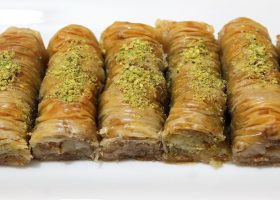 طريقة عمل رول البقلاوة