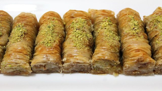 طريقة عمل رول البقلاوة