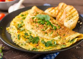 طريقة عمل اومليت السبانخ