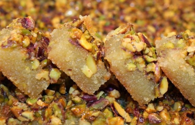 طريقة عمل هريسة بالفستق