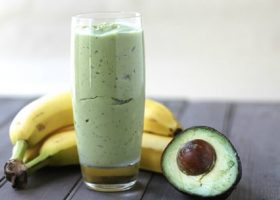 طريقة عمل عصير الأفوكادو بالموز