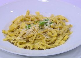 طريقة عمل مكرونة بالزعتر والجبنة