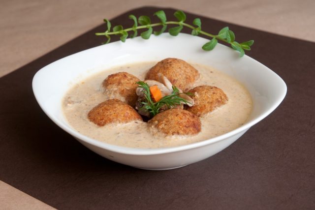 طريقة عمل كرات اللحم بالكريمة