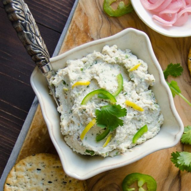 طريقة عمل تغميسة السمك المدخن