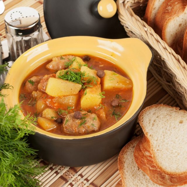 طريقة عمل طاجن بطاطس باللحمة