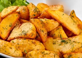 طريقة عمل بطاطس مشوية بالزيت والزعتر