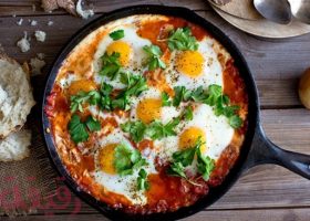 طريقة عمل الفول بالبيض العيون