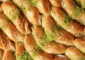 طريقة عمل البقلاوة بحشو المهلبية والجوز