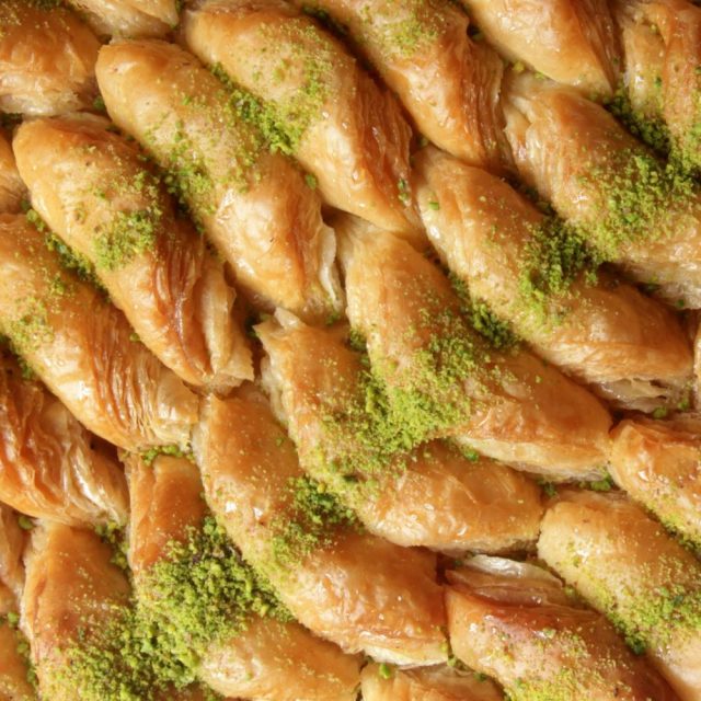 طريقة عمل البقلاوة بحشو المهلبية والجوز