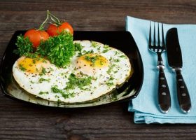 طريقة عمل بيض بالأعشاب