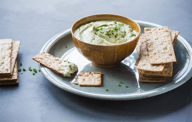 طريقة عمل تغميسة البلو تشيز