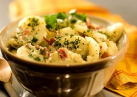 طريقة عمل سلطة البطاطس بالخضروات