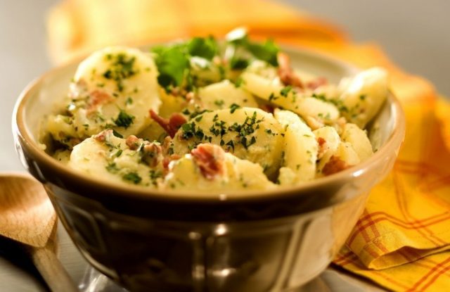 طريقة عمل سلطة البطاطس بالخضروات