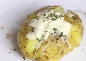 طيقة عمل بطاطس مشوية بالكريمة