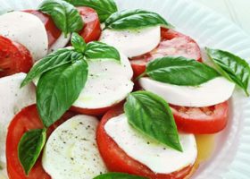 طريقة عمل سلطة الموزاريلا الإيطالية