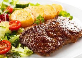 طريقة عمل الستيك المشوي مع سلطة البطاطس الإيطالية