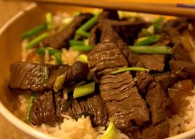 طريقة عمل لحم مشوي بالبهارات مع كسكس الطماطم