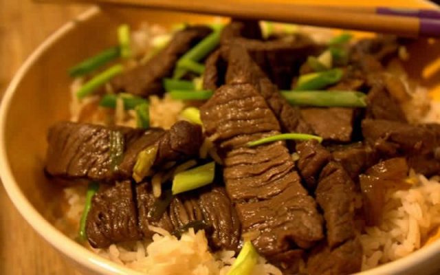 طريقة عمل لحم مشوي بالبهارات مع كسكس الطماطمطريقة عمل لحم مشوي بالبهارات مع كسكس الطماطم