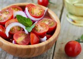 طريقة عمل سلطة الطماطم بالبصل و السكر