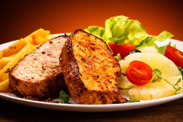 طريقة عمل لحم مشوي مع صوص الأناناس