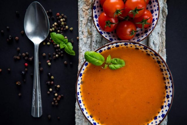 طريقة عمل شوربة لسان العصفور بالطماطم