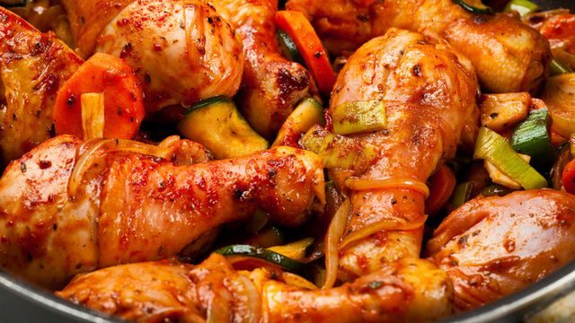 طريقة عمل أفخاذ دجاج بالخضار