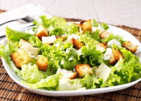 طريقة عمل سلطة خس بالتوست المحمص