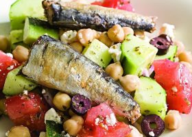 طريقة عمل سلطة يونانى مع السردين