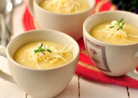 طريقة عمل شوربة الثوم بالجبنة الشيدر