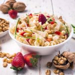 طريقة عمل سلطة المكرونة بالفراولة وعين الجمل