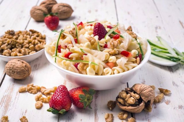 طريقة عمل سلطة المكرونة بالفراولة وعين الجمل