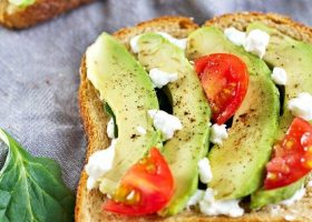 طريقة عمل شطائر الأفوكادو مع جبن الماعز