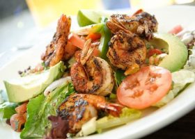 طريقة عمل سلطة جمبرى مع الأفوكادو