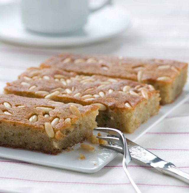 طريقة عمل بسبوسة بالفول السوداني