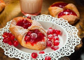 طريقة عمل دنش بمربى الكرز