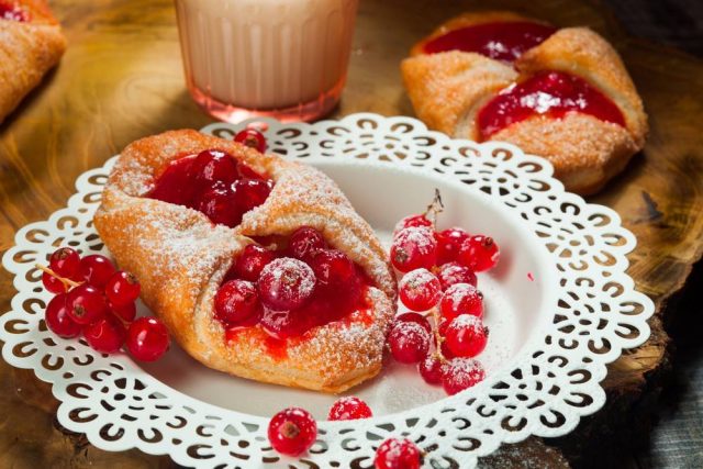 طريقة عمل دنش بمربى الكرز