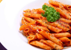 طريقة عمل باستا الدجاج بالصلصة الحمراء