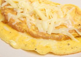 طريقة عمل أومليت بالجبنة الرومي