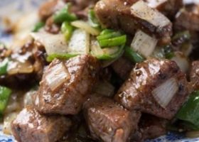 طريقة عمل مكعبات اللحم بالبصل الأخضر