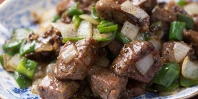 طريقة عمل مكعبات اللحم بالبصل الأخضر