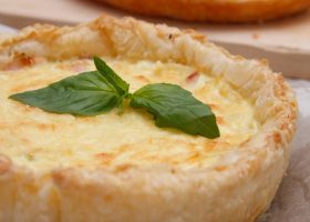 طريقة عمل فطيرة السجق بالجبن الكريمي