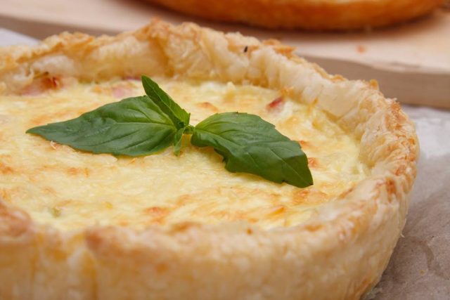 طريقة عمل فطيرة السجق بالجبن الكريمي